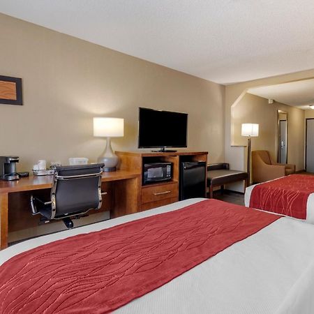 Comfort Inn & Suites Hays I-70 Esterno foto