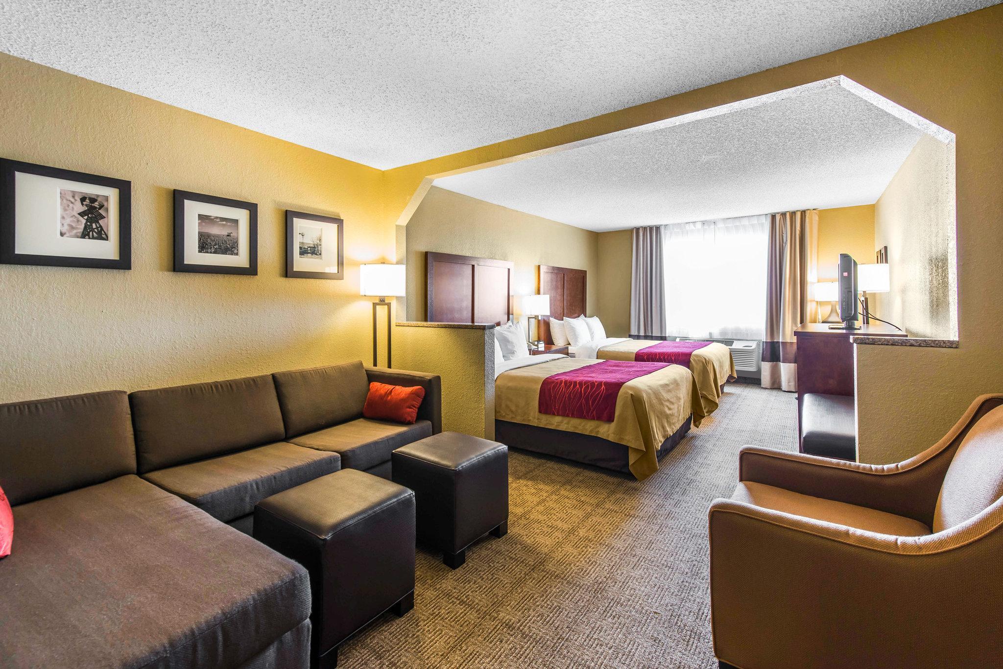 Comfort Inn & Suites Hays I-70 Esterno foto