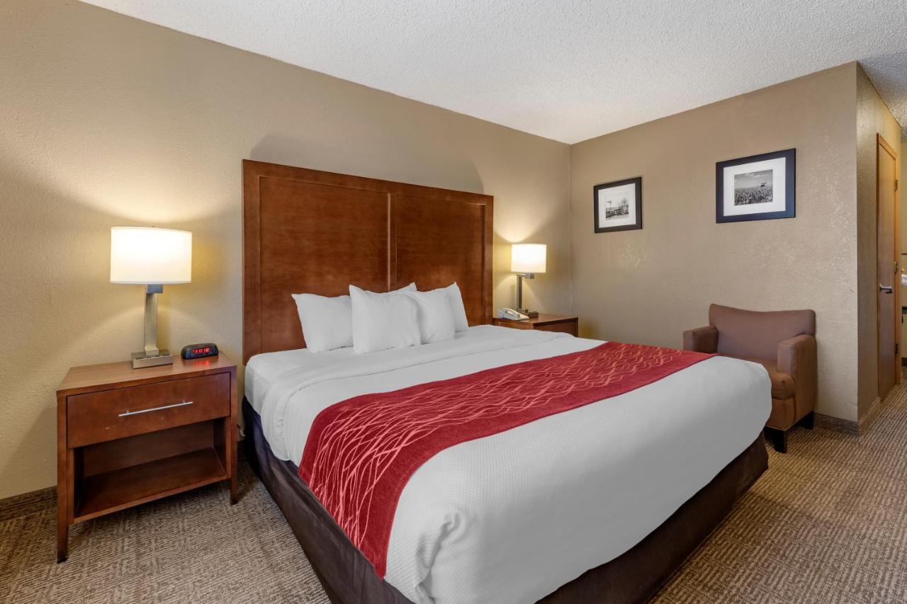 Comfort Inn & Suites Hays I-70 Esterno foto