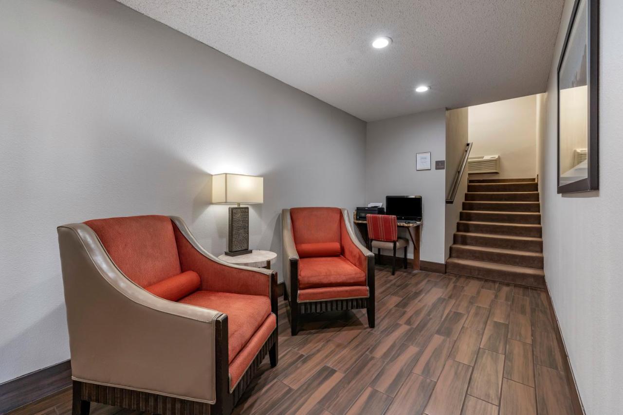 Comfort Inn & Suites Hays I-70 Esterno foto