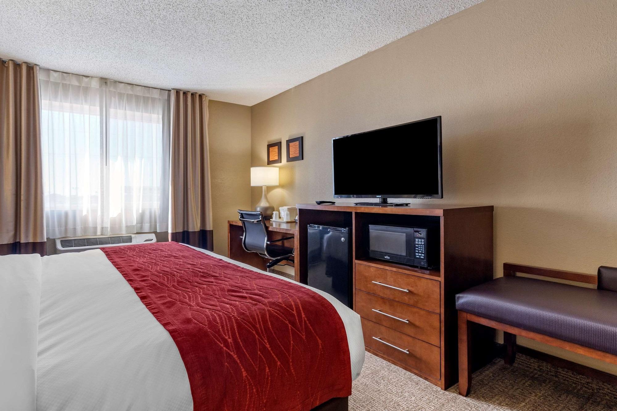 Comfort Inn & Suites Hays I-70 Esterno foto